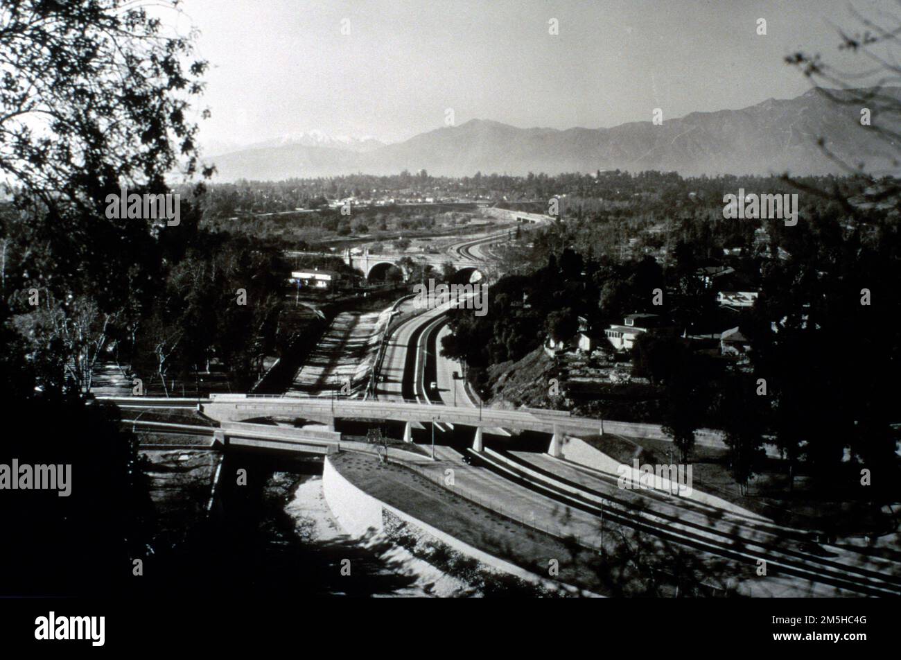 Arroyo Seco Historic Parkway - route 118 - 1940 vue aérienne de la promenade. 1940 vue sur la promenade Arroyo Seco récemment ouverte avec l'avenue 64 et les ponts de la rue York avec vue sur les montagnes San Gabriel. Emplacement: Californie Banque D'Images