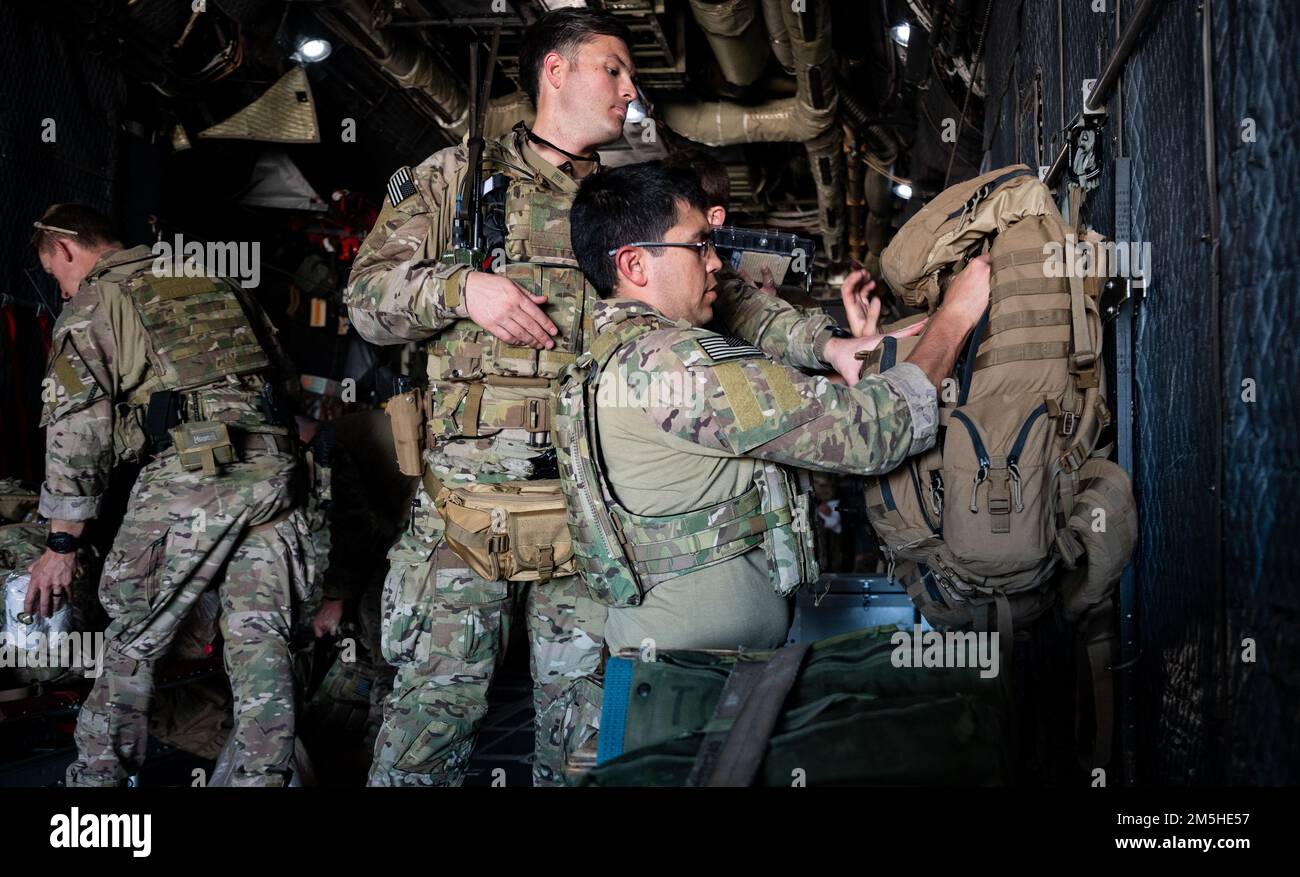 Opérations spéciales les membres de l'équipe chirurgicale affectés à l'escadre des opérations spéciales de 24th organisent de l'équipement respiratoire pour un exercice à Hurlburt Field, en Floride, le 17 mars 2022. SOST est un élément extrêmement léger, mobile et rapidement déployable qui est médicalement et tactiquement formé pour fournir la réanimation traumatologique et les soins chirurgicaux de sauvetage sur ou près du champ de bataille. Banque D'Images