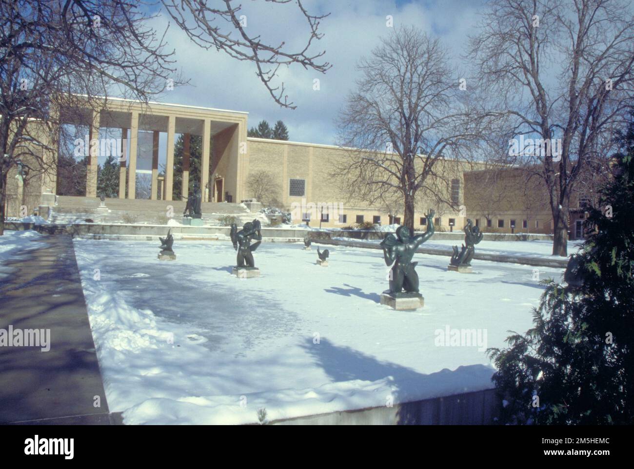 Avenue Woodward (M-1) - Automotive Heritage Trail - Cranbrook Academy Sculpture Garden sur l'avenue Woodward. Le jardin de sculptures de l'Académie Cranbrook est situé sur l'avenue Woodward, recouvert d'une couverture de neige d'hiver. Emplacement : Michigan (42,337° N 83,051° O) Banque D'Images