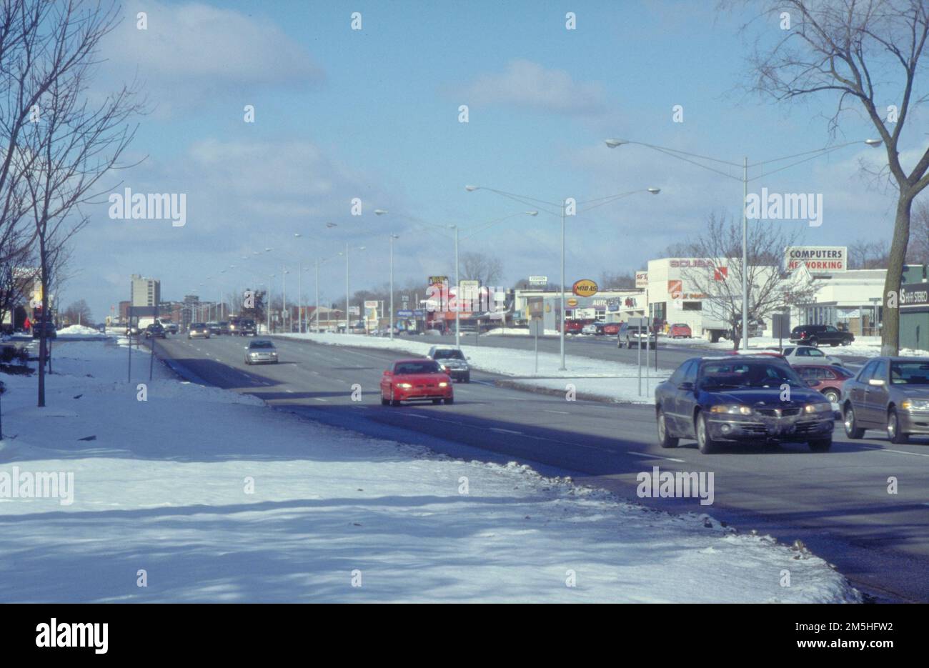 Avenue Woodward (M-1) - piste du patrimoine automobile - avenue Woodward. Trafic sur Woodward Avenue par une neige d'hiver lieu : Michigan (42,329° N 83,045° O) Banque D'Images