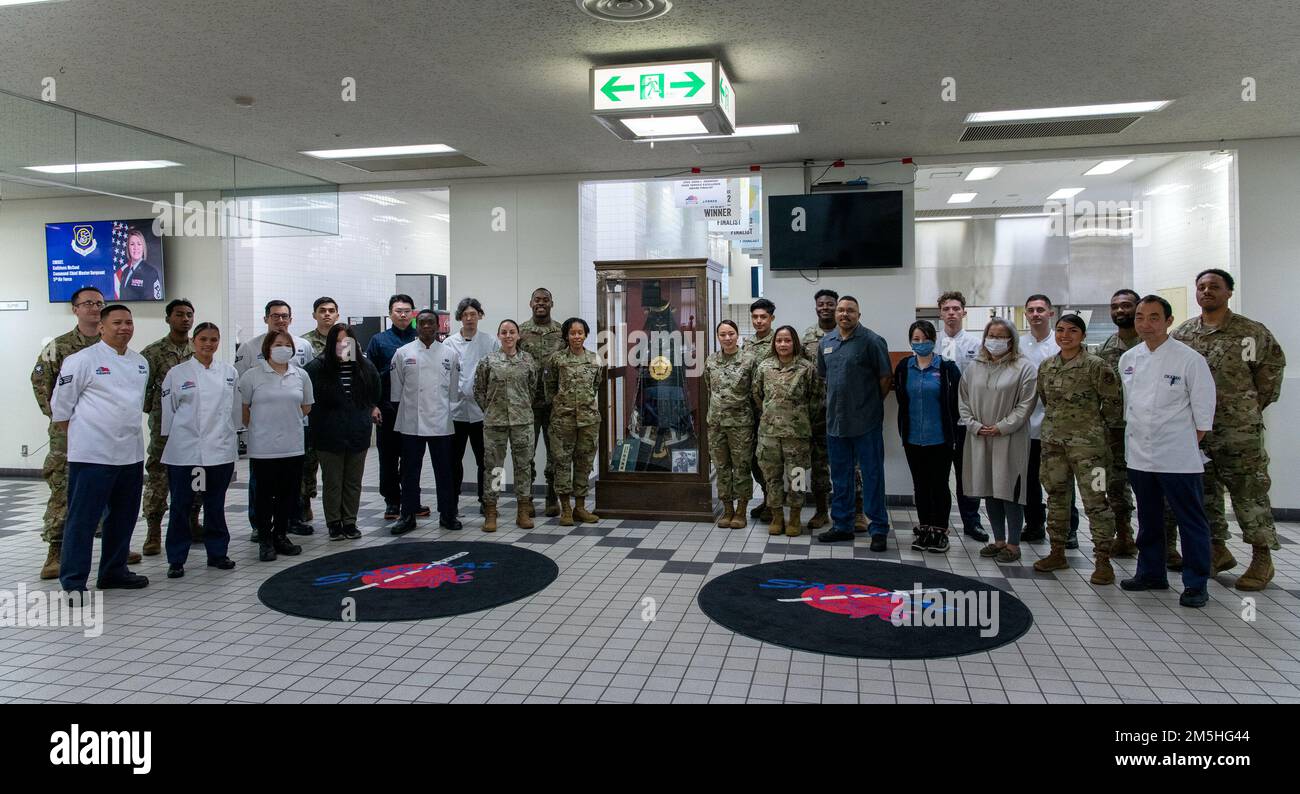 Les membres de la salle à manger du café de Yokota Samurai posent pour une photo à la base aérienne de Yokota, Japon, 17 mars 2022. Le DFAC de Yokota a reçu le prix d'excellence du service alimentaire John L. Hennessy 2022 de la Force aérienne pour la région 2 pour la deuxième année consécutive. Le trophée Hennessy est un prix annuel remis aux installations ayant les meilleurs programmes de services alimentaires de la Force aérienne. Les gagnants sont sélectionnés en fonction de leur démonstration et de leur exécution de l'excellence en matière d'efficacité de la gestion, de soutien à l'état de préparation des forces, de qualité et de production des aliments, de relations avec les employés et les clients, de formation et de sensibilisation à la sécurité. » Banque D'Images Les membres de la salle à manger du café de Yokota Samurai posent pour une photo à la base aérienne de Yokota, Japon, 17 mars 2022. Le DFAC de Yokota a reçu le prix d'excellence du service alimentaire John L. Hennessy 2022 de la Force aérienne pour la région 2 pour la deuxième année consécutive. Le trophée Hennessy est un prix annuel remis aux installations ayant les meilleurs programmes de services alimentaires de la Force aérienne. Les gagnants sont sélectionnés en fonction de leur démonstration et de leur exécution de l'excellence en matière d'efficacité de la gestion, de soutien à l'état de préparation des forces, de qualité et de production des aliments, de relations avec les employés et les clients, de formation et de sensibilisation à la sécurité. » Banque D'Images