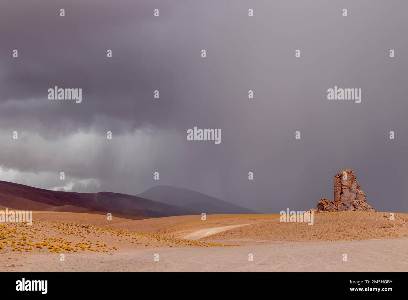 Mauvais temps aux rochers de Monjes de la Pacana au milieu du désert d'Atacama au Chili Banque D'Images