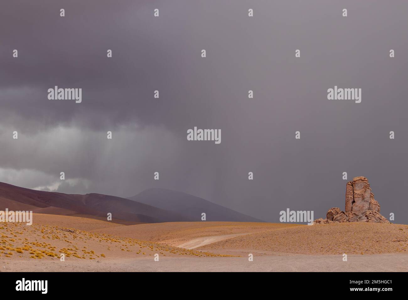 Mauvais temps aux rochers de Monjes de la Pacana au milieu du désert d'Atacama au Chili Banque D'Images