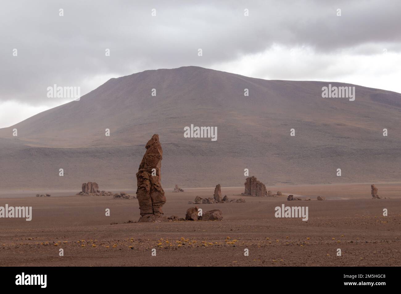 Rochers instables de Monjes de la Pacana au milieu du désert d'Atacama au Chili Banque D'Images