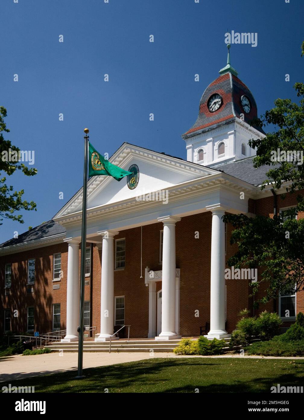 Chemin de fer souterrain Harriet Tubman Byway - Palais de justice du comté de Caroline affichant le charme colonial de Chesapeake. Un drapeau survole les impressionnants piliers blancs du palais de justice du comté de Caroline lors d'une journée d'été sans nuages. Caroline County Courthouse Square, Denton, Maryland Banque D'Images