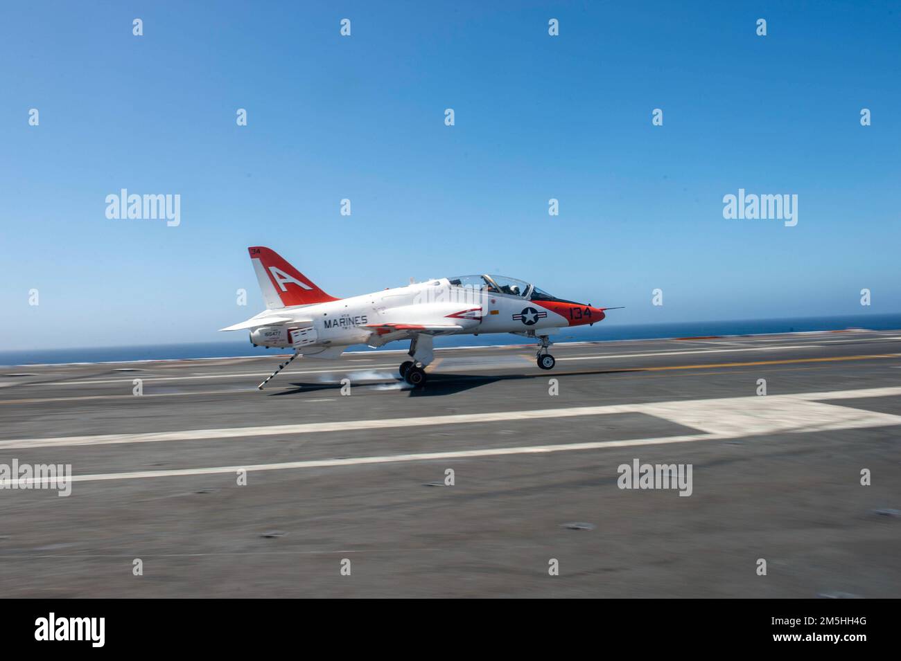 220317-N-DU622-1007 OCÉAN PACIFIQUE (17 mars 2022) Un T-45C Goshawk de l'escadron d'entraînement (VT) 22, fait un atterrissage en engins arrêtés sur le pont de vol du porte-avions USS Nimitz (CVN 68). Nimitz mène actuellement des opérations de routine. Banque D'Images