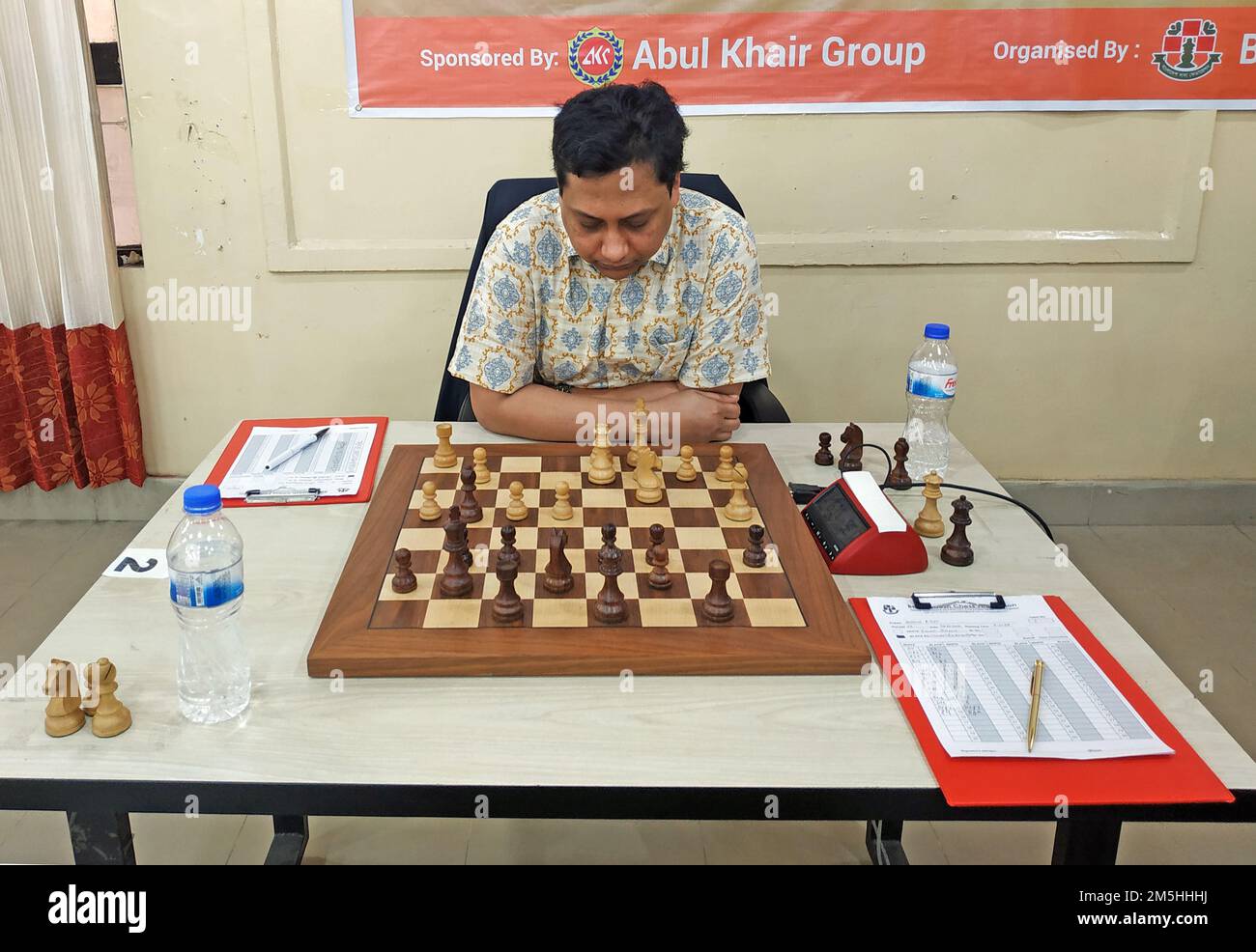 Le Grand Maître Hossain Eramal participe au championnat national d'échecs  Bangabandhu 47th qui s'est tenu à la Fédération d'échecs du Bangladesh à  Dhaka, au Bangladesh Photo Stock - Alamy