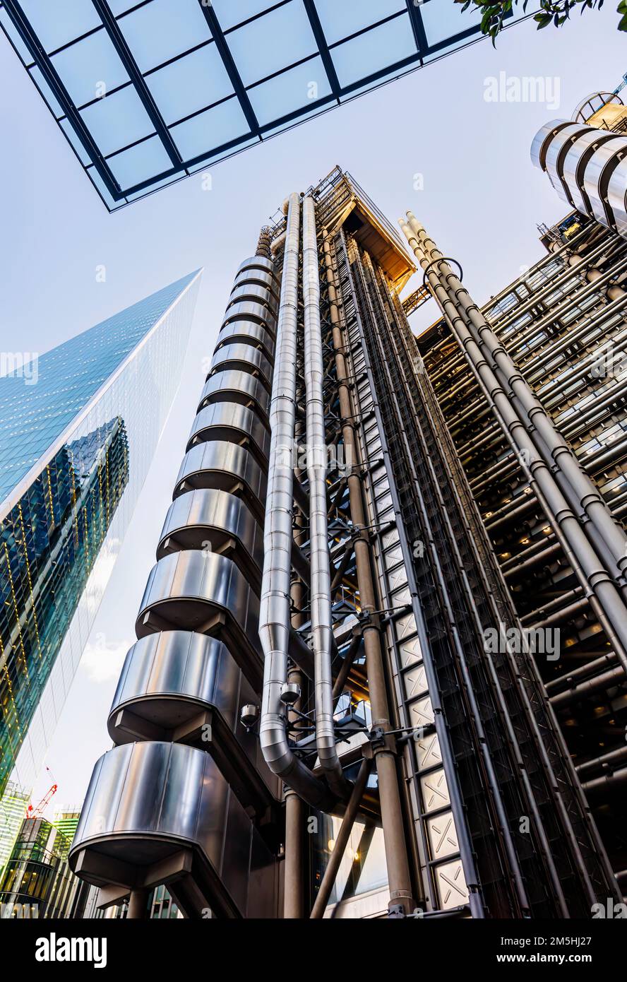 L'extérieur du légendaire Lloydss' Building à Lime Street et le Scalpel vu  de Leadenhall Street, quartier financier de la City of London, Londres EC3  Photo Stock - Alamy