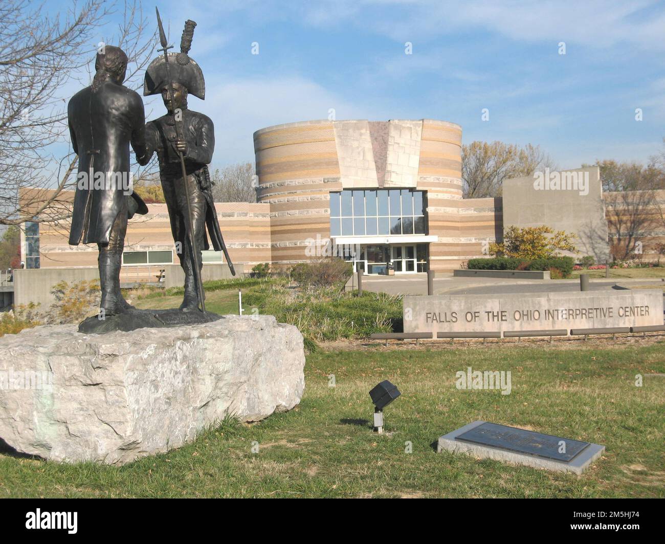 Indiana's Historic Pathways - Lewis and Clark Sculpture à Falls of the Ohio State Park. Une sculpture métallique de Lewis et Clark se trouve au premier plan gauche du Falls of the Ohio State Park's Interpretive Centre. Chutes du parc régional de l'Ohio, Indiana Banque D'Images