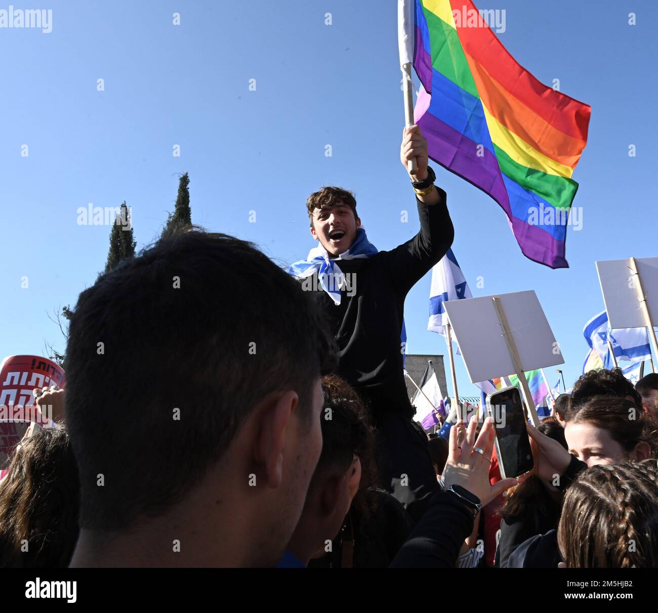 Jérusalem, Israël. 29th décembre 2022. Un israélien fait passer un drapeau LGBTQ lors d'une protestation contre le nouveau gouvernement de Benjamin Netanyahou en dehors de la Knesset, le Parlement israélien, jeudi, 29 décembre 2022. Les analystes politiques disent que le retour au pouvoir de Netanyahou apportera le gouvernement de droite le plus religieux et le plus extrême de l'histoire d'Israël. Photo de Debbie Hill/ Credit: UPI/Alay Live News Banque D'Images
