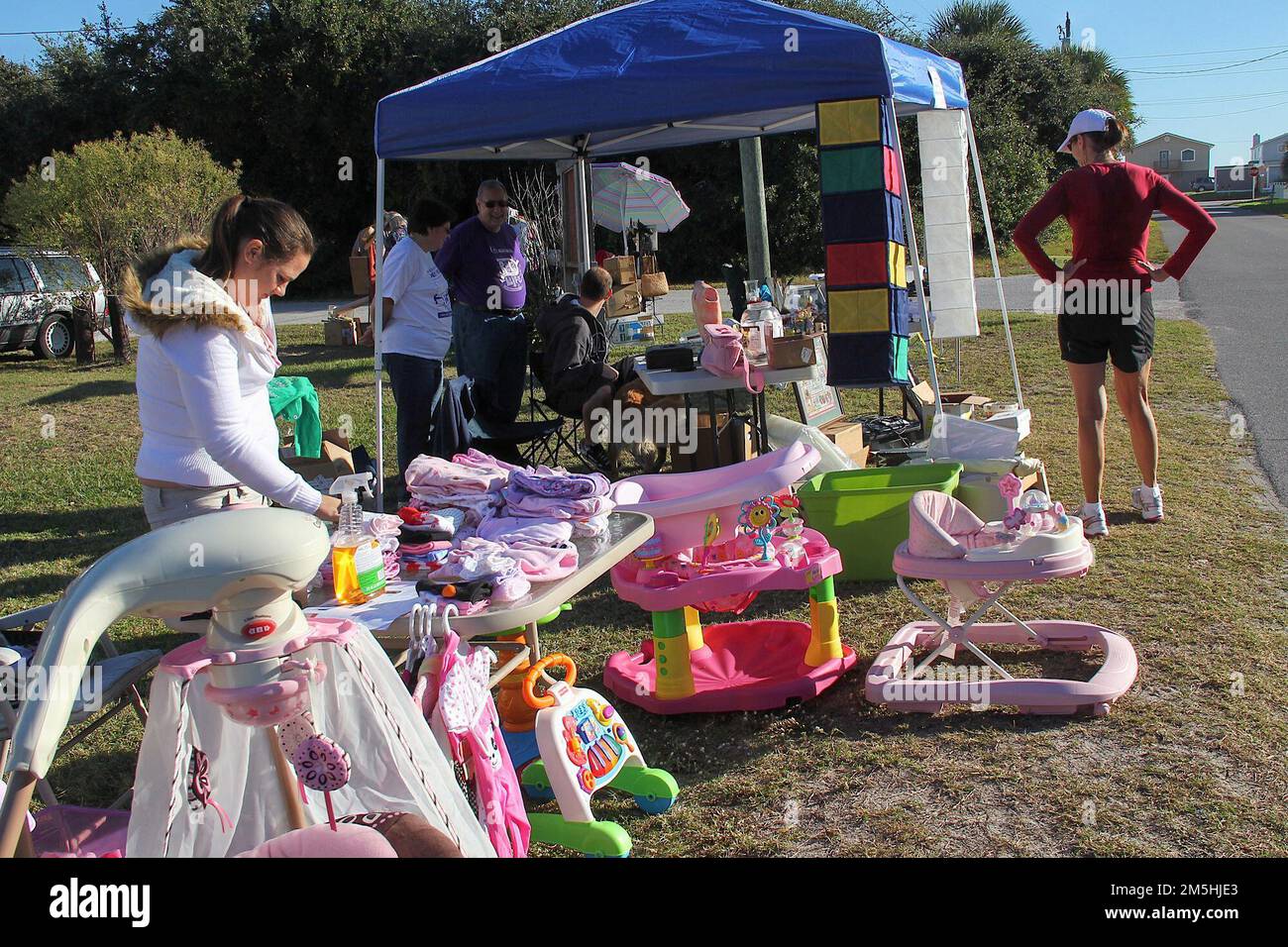 A1A route côtière pittoresque et historique Yard sale Shoppers on