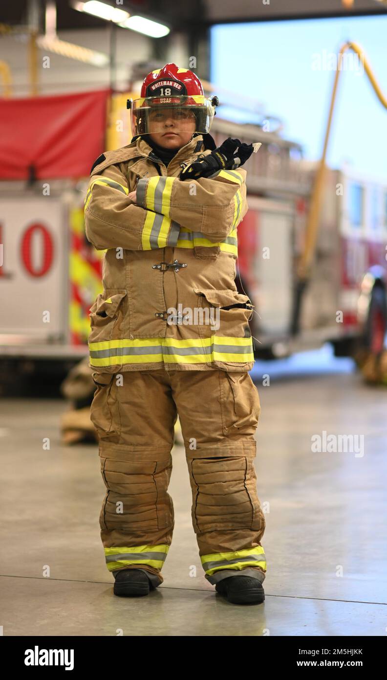 ÉTATS-UNIS Le sergent d'état-major de la Force aérienne, Balina Valdez, chef de l'équipage des services d'incendie et d'urgence de l'escadron 509th de l'ingénieur civil, s'habille dans son équipement de protection contre l'incendie à la base aérienne de Whiteman, Missouri, 18 mars 2022. Remplir le rôle des pompiers de la Force aérienne, les Services d'incendie et d'urgence fournissent des services de lutte contre les incendies, de sauvetage spécialisé, d'intervention contre les matières dangereuses, ainsi que des services de prévention des incendies et d'intervention en cas d'armes de destruction massive. Banque D'Images