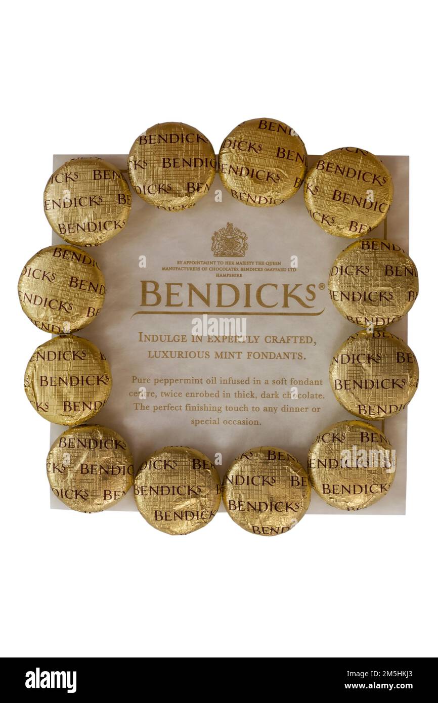 Les fondants à la menthe Bendicks isolés sur fond blanc - crèmes à la menthe poivrée couvertes de chocolat noir riche - mandat royal, le mandat royal Bendicks Banque D'Images