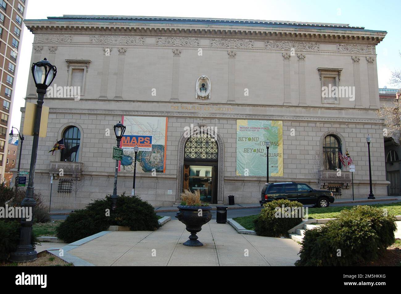 Rue historique Charles de Baltimore - à l'extérieur du musée d'art Walters. Sur le parc de Mount Vernon place, l'extérieur du Walters Art Museum de Baltimore, inspiré d'un palais de la Renaissance génoise, offre un front impressionnant pour préluer les œuvres d'art exposées à l'intérieur. Emplacement : Mount Vernon place, Baltimore, Maryland Banque D'Images