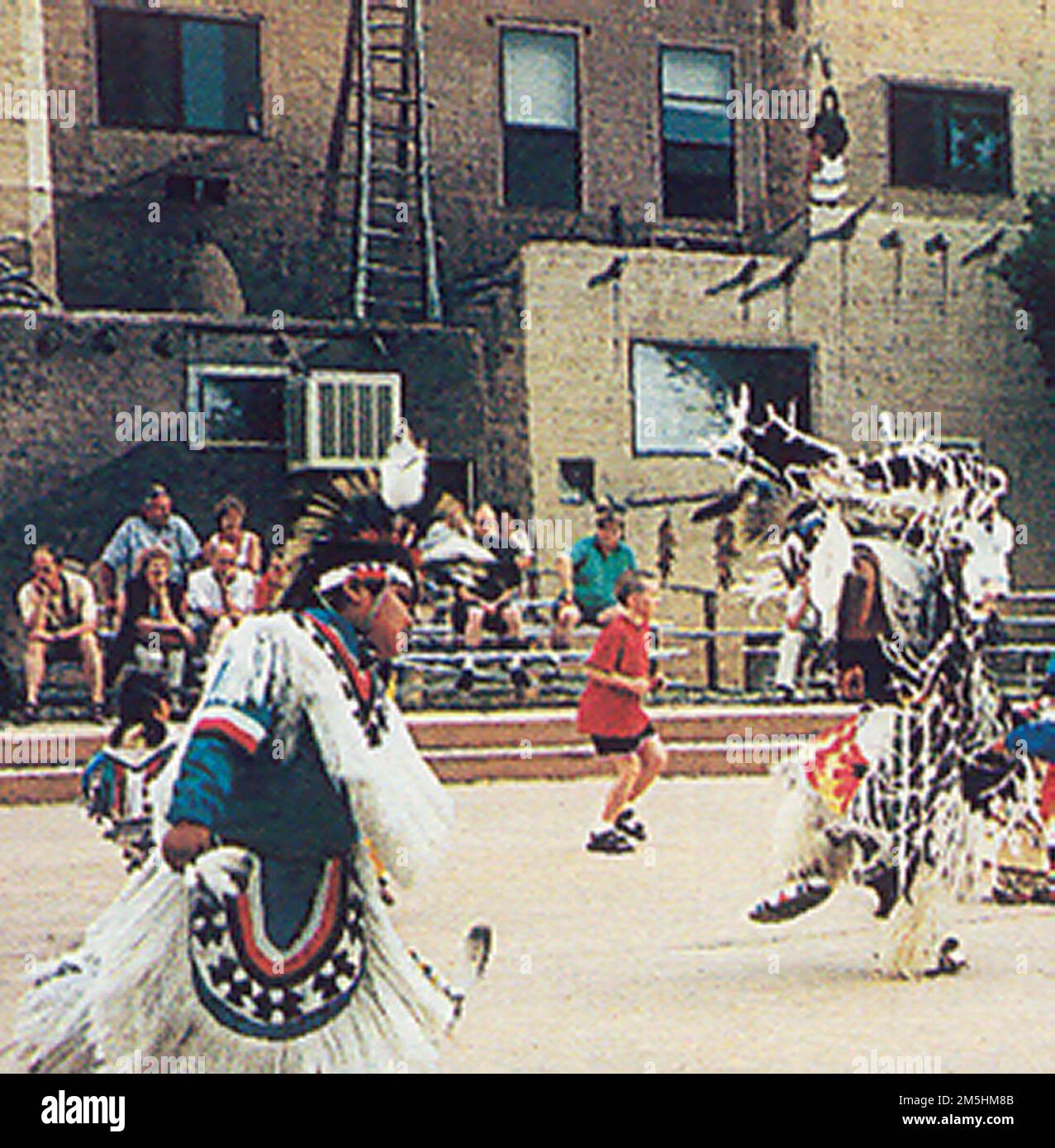 Sentier des anciens - Centre culturel Cortez. Les Indiens d'Amérique dansent au rythme d'un gros tambour au Centre culturel Cortez. Les soirées d'été, le centre accueille d'excellents programmes gratuits tels que des danses d'Utes, Navajos et d'autres Indiens américains et des programmes culturels qui se concentrent sur des sujets tels que la tradition de la peinture de sable Navajo ou le Code Navajo parlant pendant la Seconde Guerre mondiale. Emplacement : Cortez, Utah (37,351° N 108,585° O) Banque D'Images