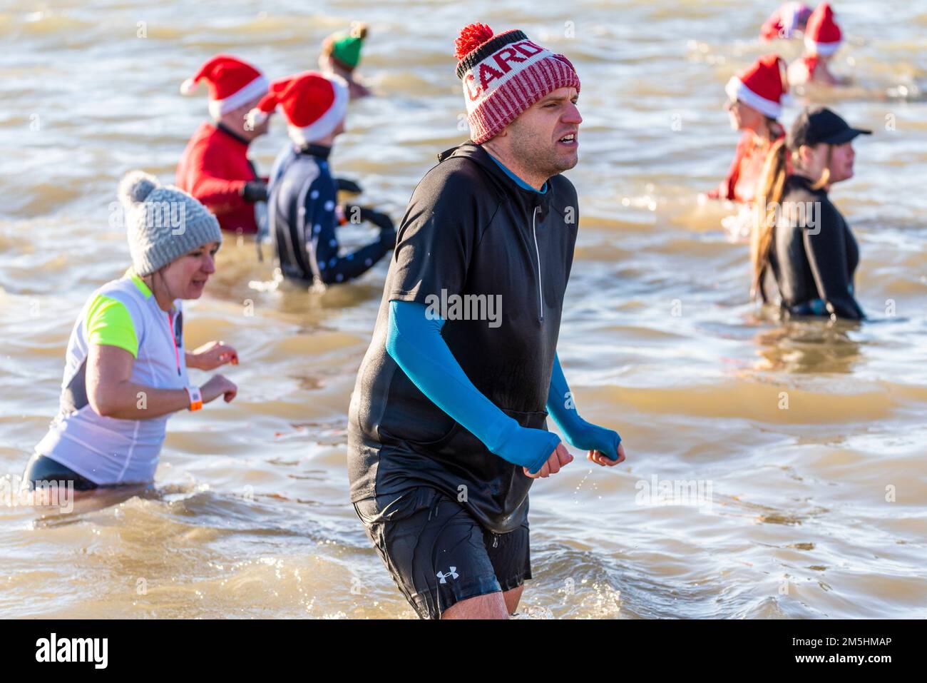 Homme montrant des signes de froid à l'organisme de bienfaisance RNLI Boxe DAP DIP à Southend on Sea, Essex, Royaume-Uni. Les nageurs se baignent en hiver dans l'estuaire de la Tamise Banque D'Images