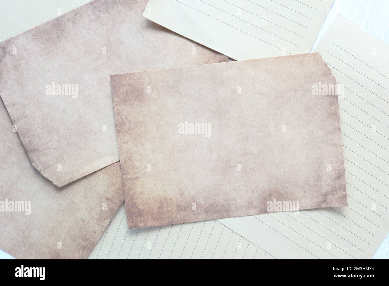 Vue de dessus de la texture de l'ancien papier sur fond noir Banque D'Images