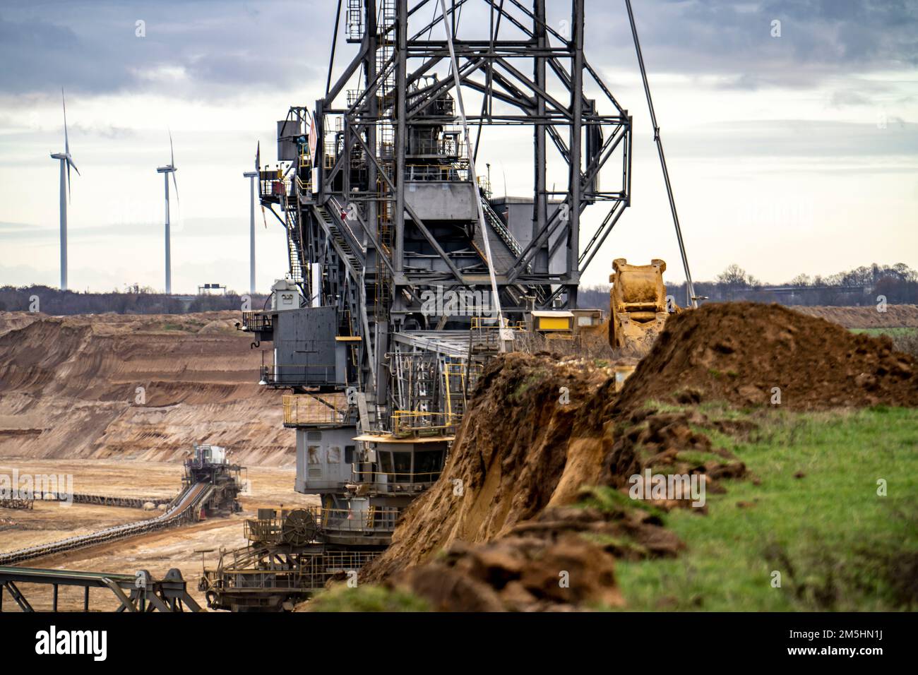 Pelle hydraulique en bordure de la mine de lignite à ciel ouvert Garzweiler II, au village de Lützerath, qui sera le dernier village à être excavé, dans le Banque D'Images