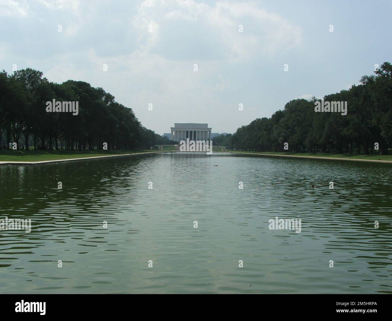 George Washington Memorial Parkway - vue sur Lincoln Memorial. Au-delà du Reflecting Pool, vous pouvez voir le Lincoln Memorial, qui est un hommage au président des États-Unis en 16th, Abraham Lincoln. The Mall, Washington, District of Columbia (38,889° N 77,044° O) Banque D'Images