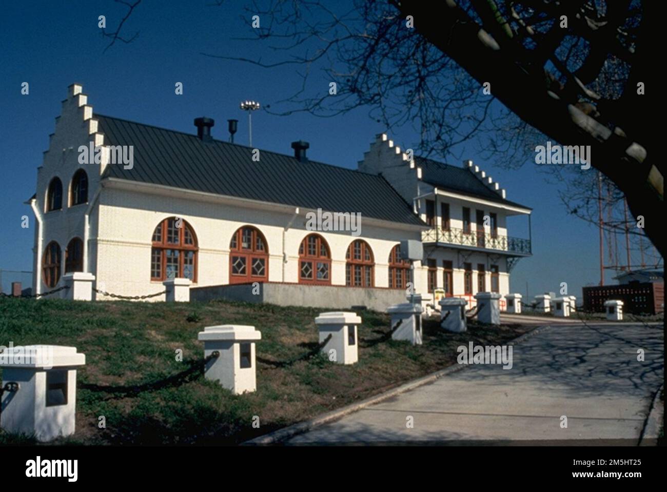 Great River Road - site historique national de Plaquemine Lock. Le site historique de l'État de Plaquemine Lock est doté de la structure des serriers restaurée, un bâtiment blanc de deux étages avec fenêtres voûtées et un passage sur la droite du bâtiment. Plaquemine, Louisiane (30,289° N 91,235° O) Banque D'Images Great River Road - site historique national de Plaquemine Lock. Le site historique de l'État de Plaquemine Lock est doté de la structure des serriers restaurée, un bâtiment blanc de deux étages avec fenêtres voûtées et un passage sur la droite du bâtiment. Plaquemine, Louisiane (30,289° N 91,235° O) Banque D'Images