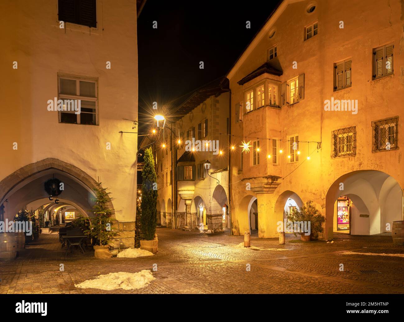 Egna dans le Tyrol du Sud (Neumarkt): La célèbre vieille ville pendant la fête de Noël, province de Bolzano, Trentin-Haut-Adige - Italie du Nord, Europe- Banque D'Images