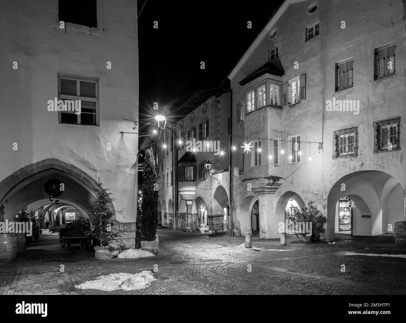 Egna dans le Tyrol du Sud (Neumarkt): La célèbre vieille ville pendant la fête de Noël, province de Bolzano, Trentin-Haut-Adige - Italie du Nord, Europe- Banque D'Images