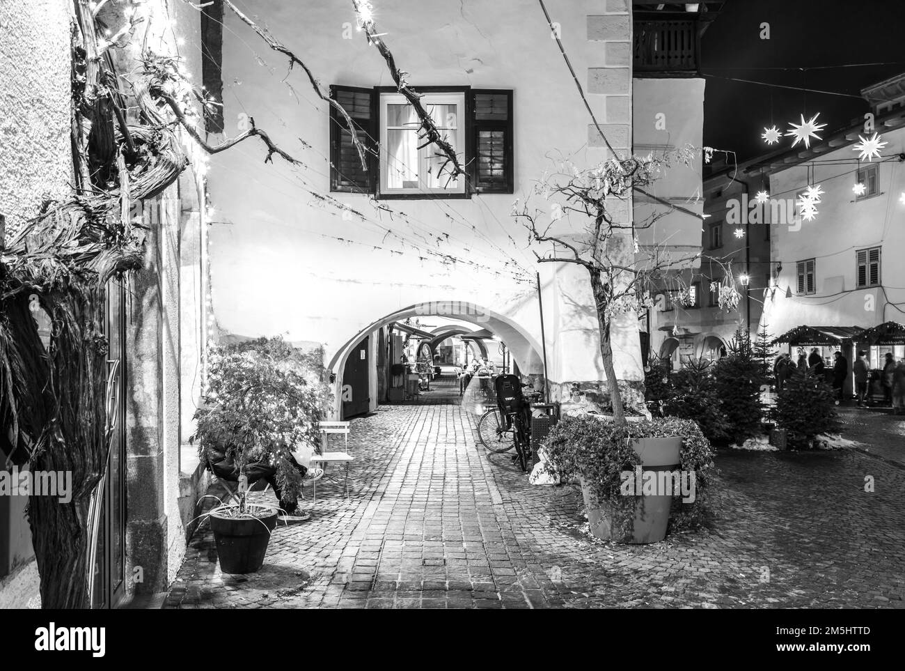 Egna dans le Tyrol du Sud (Neumarkt) : la célèbre vieille ville pendant la fête de Noël, province de Bolzano, nord de l'Italie, Europe- 22 décembre 2022 Banque D'Images