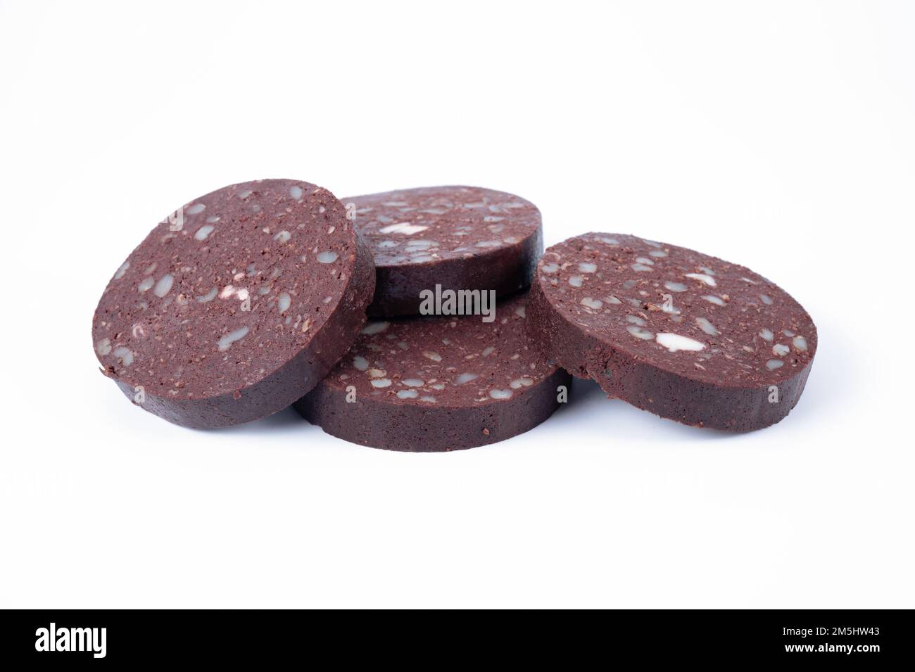 Tranches épaisses de porc ferme pudding noir isolé sur fond blanc Banque D'Images