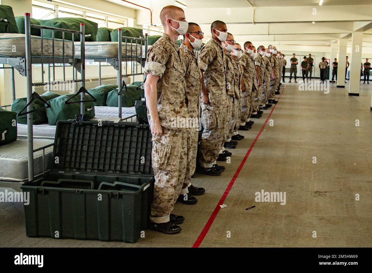 Nouveaux États-Unis Les recrues du corps maritime de la Compagnie Charlie, 1st Recruit Training Battalion, participent au processus de ramassage au Marine corps Recruit Depot, San Diego, 18 mars 2022. À ce moment-là, les recrues attendaient pour la première fois la rencontre de leurs instructeurs de forage. Banque D'Images