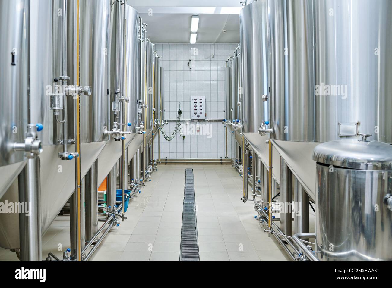 Image horizontale de la salle de stockage avec fûts en acier avec liquide à l'intérieur pour préparer des boissons alcoolisées Banque D'Images
