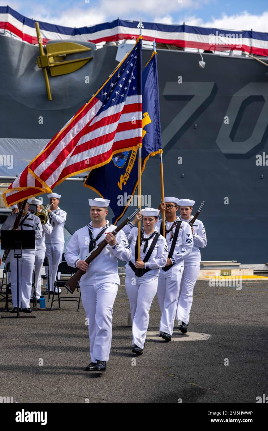 220318-N-OT701-1011 BASE CONJOINTE PEARL HARBOUR-HICKAM (18 mars 2021) des marins défilent les couleurs lors d'une cérémonie de changement de commandement. Le capitaine Ken Athans a été soulagé par le capitaine Don Rauch à titre de commandant de l'escadron 31 de Destroyer. Banque D'Images