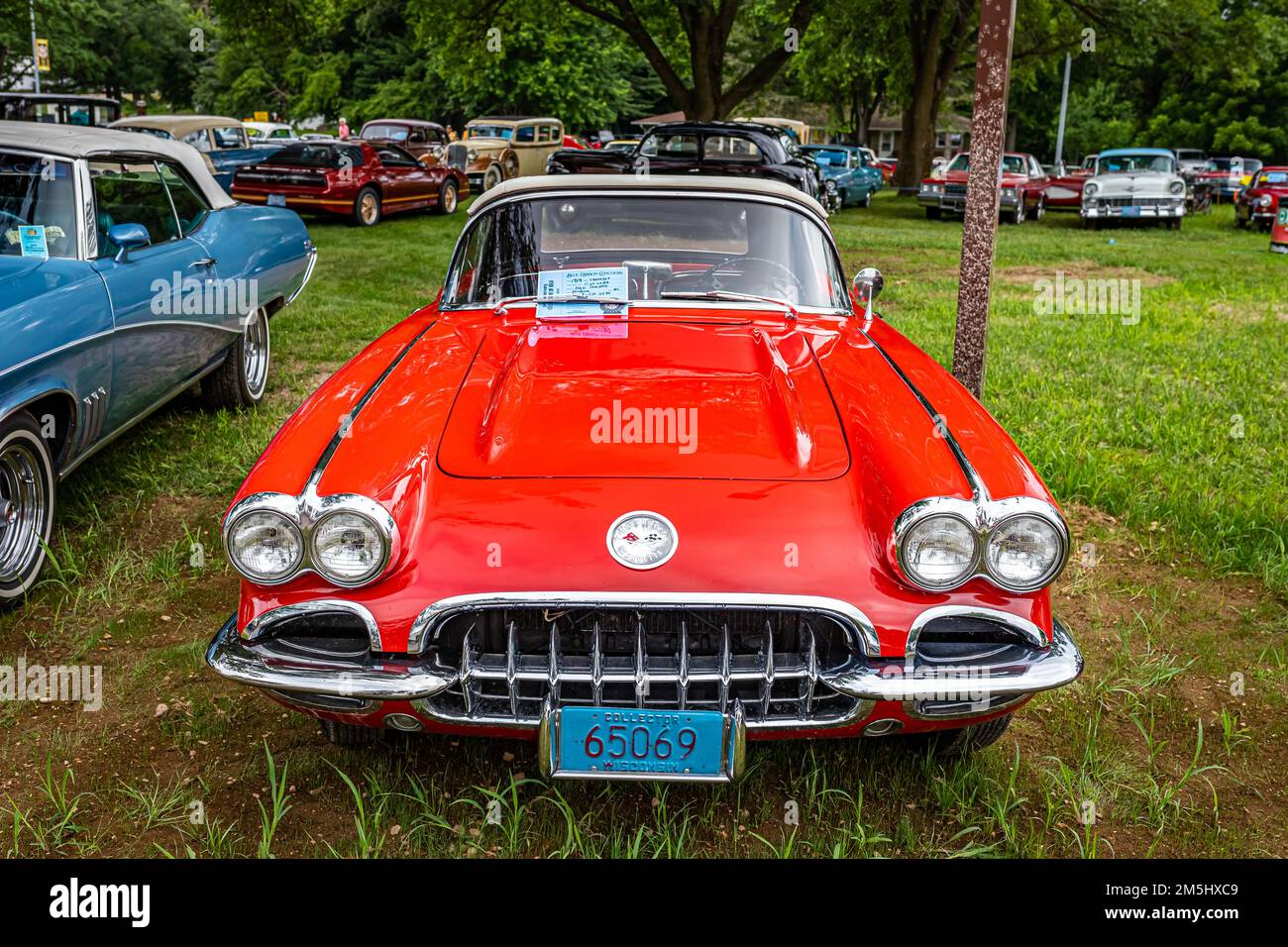 Iola, WI - 07 juillet 2022 : vue de face d'une Corvette cabriolet 1959 de Chevrolet lors d'un salon automobile local. Banque D'Images