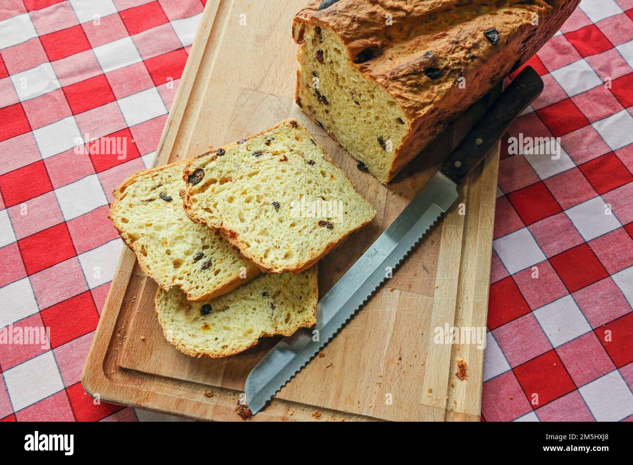 Cuit dans un moule à pain, le gâteau au affron du Devonshire est semblable à l'équivalent cornoueux. Vue en tranches sur un plateau à pain avec un chiffon de table Vichy et de coloration Banque D'Images