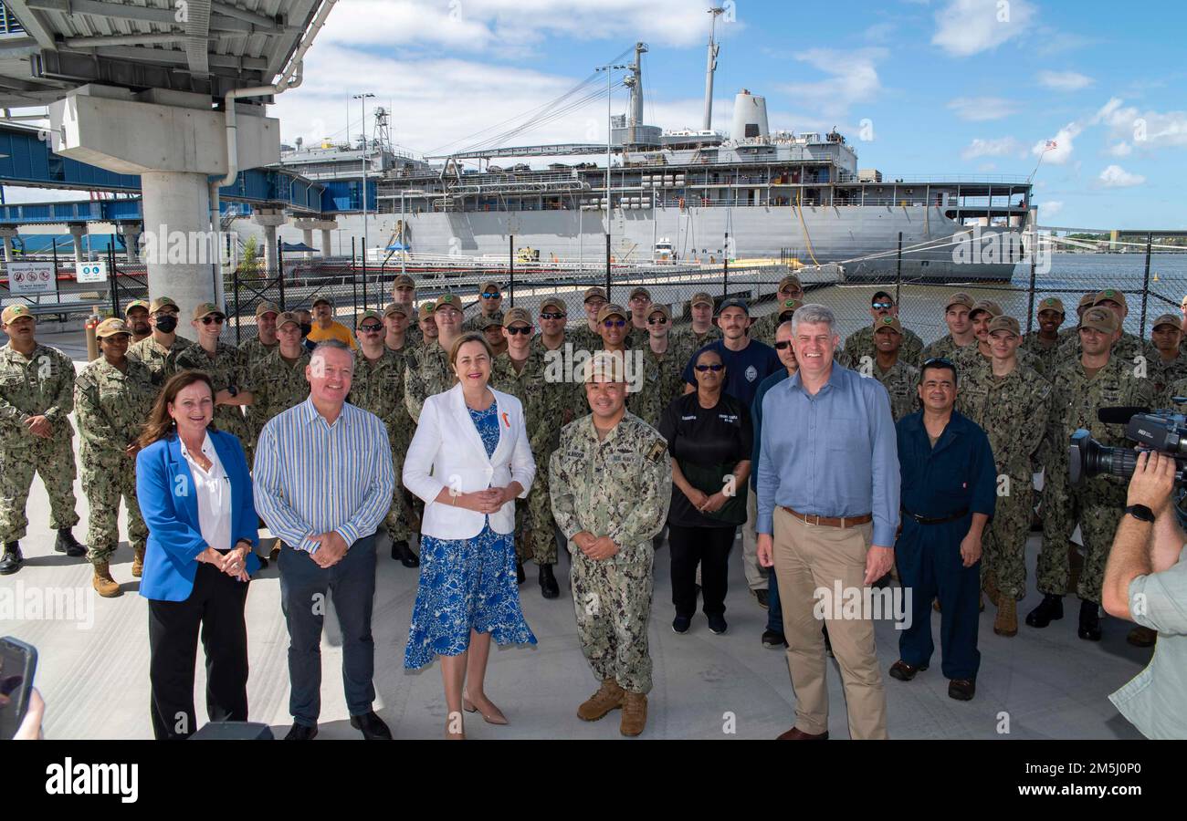 BRISBANE, Australie (18 mars 2022) – le capitaine Al Alarcon, commandant de l’agent sous-marin de classe terrestre d’Emory S. USS Frank Cable (AS 40), des membres d’équipage, le premier ministre du Queensland Annastacia Palaszczuk et d’autres officiels australiens posent pour une photo à la suite d’une conférence de presse sur l’aide apportée par Frank Cable à l’opération Flood Assist, 18 mars. Les marins de Frank Cable et les marins de la fonction publique du Commandement du Seallift militaire travaillent actuellement côte à côte avec les Forces de défense australiennes pour éliminer les débris des zones touchées autour de Brisbane dans le cadre de l'opération Flood Assist. Frank Cable est en patrouille dans la conduite d'expéditions Banque D'Images