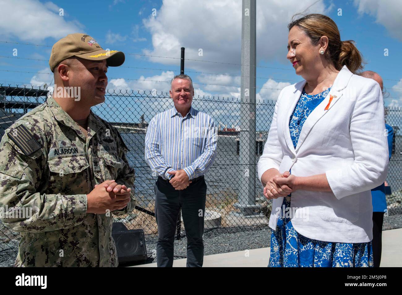 BRISBANE, Australie (18 mars 2022) – le capitaine Al Alarcon, commandant de l’émory S. l’agent sous-marin de classe terrestre USS Frank Cable (AS 40), et le premier ministre du Queensland Annastacia Palaszczuk parlent de l’aide apportée par Frank Cable à l’opération Flood Assist, 18 mars. Les marins de Frank Cable et les marins de la fonction publique du Commandement du Sealift militaire travaillent actuellement côte à côte avec les Forces de défense australiennes pour éliminer les débris des zones touchées autour de Brisbane. Frank Cable est en patrouille et effectue l'entretien et la logistique expéditionnaires à l'appui de la sécurité nationale dans la zone d'opérations de la flotte américaine 7th. Banque D'Images