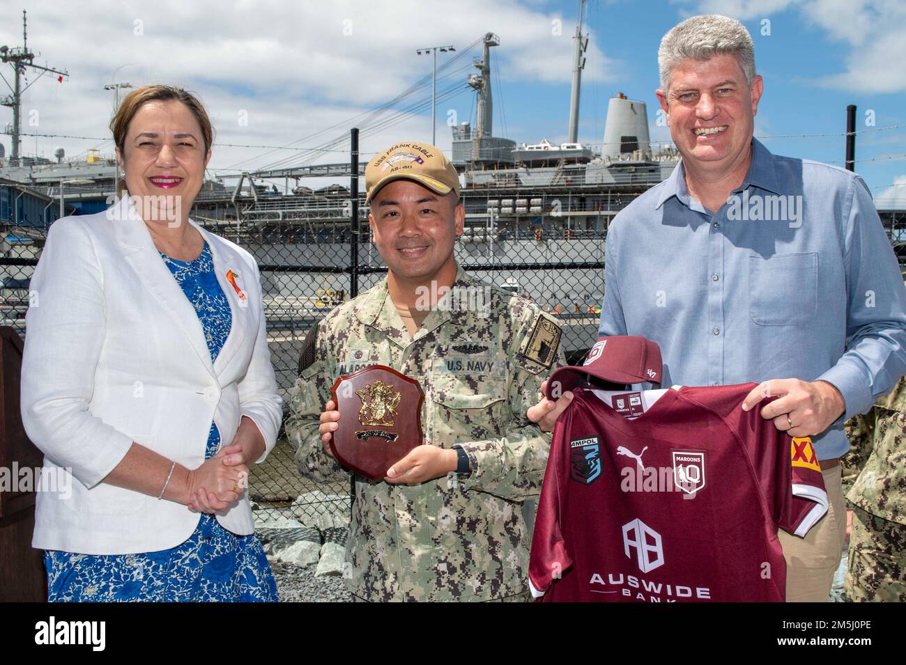 BRISBANE, Australie (18 mars 2022) – le capitaine Al Alarcon, commandant de l’émory S. Land-class sous-marin USS Frank Cable (AS 40), reçoit une plaque et un maillot de rugby du premier ministre du Queensland, Annastacia Palaszczuk, et de Stirling Hinchliffe, ministre du tourisme, de l’innovation et du sport, À la suite d’une conférence de presse sur l’aide de Frank Cable à l’opération assistance aux inondations, 18 mars. Les marins de Frank Cable et les marins de la fonction publique du Commandement du Sealift militaire travaillent actuellement côte à côte avec les Forces de défense australiennes pour éliminer les débris des zones touchées autour de Brisbane dans le cadre de l'opération Flood Banque D'Images