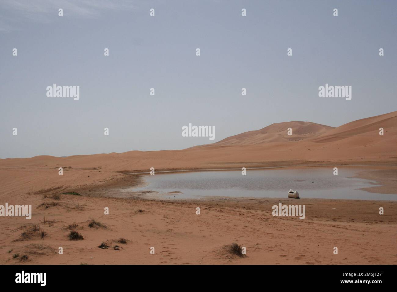 Une vue sur le paysage avec des dunes de sable dans le désert du Sahara avec l'eau du lac, Maroc Banque D'Images