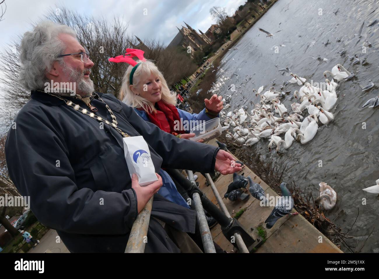 29th décembre 2022. Le projet de nourriture de cygne a tenu son Big Christmas Swan Feed aujourd'hui, jeudi, 29 décembre 2022.le maire de Worcester, le conseiller Adrian Gregson, a participé à l'alimentation de cygne, qui a eu lieu aujourd'hui à 2pm heures à South Quay sur la rivière Severn Worcester crédit: Ian Tennant/Alay Live News Banque D'Images
