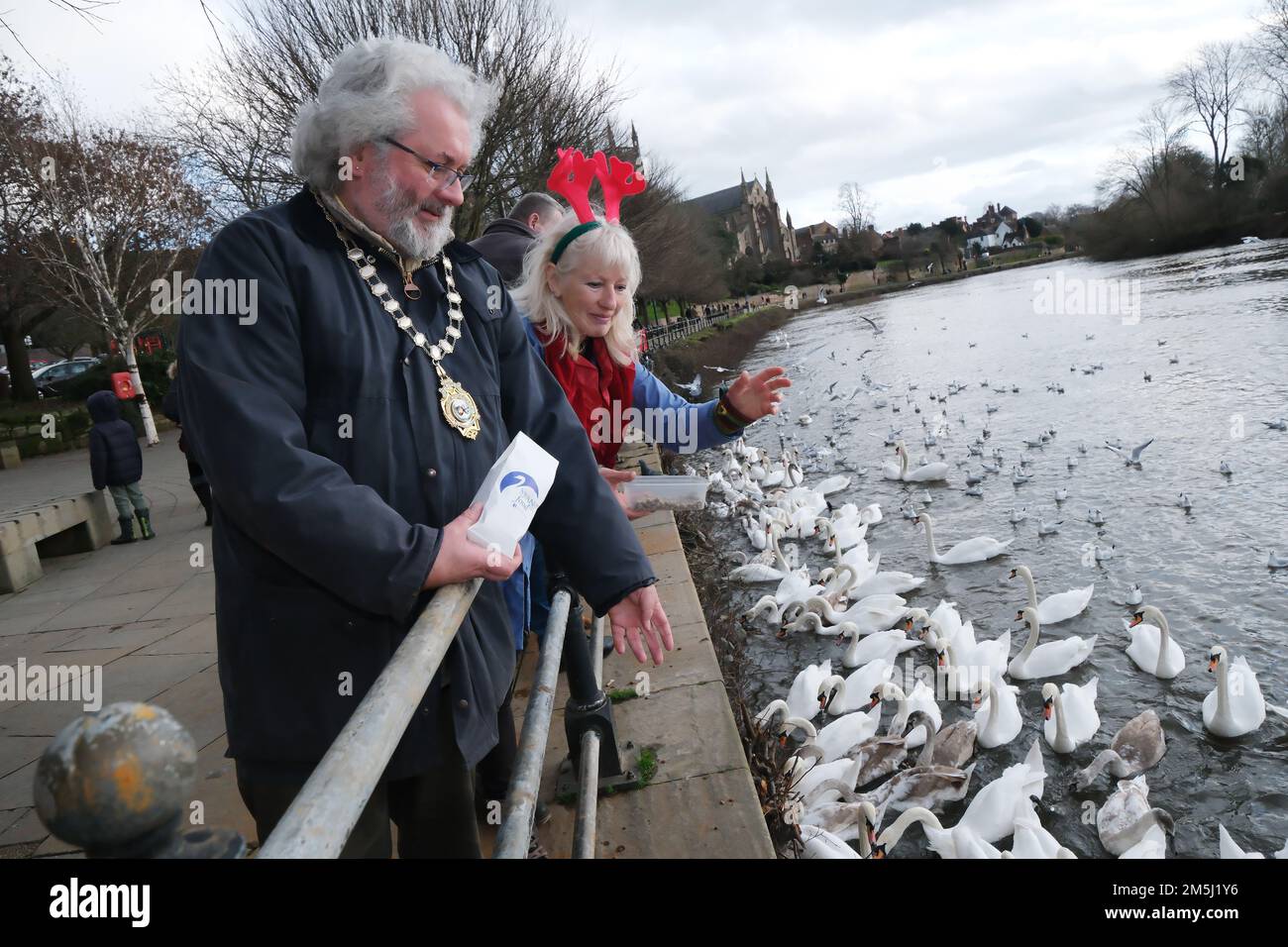 29th décembre 2022. Le projet de nourriture de cygne a tenu son Big Christmas Swan Feed aujourd'hui, jeudi, 29 décembre 2022.le maire de Worcester, le conseiller Adrian Gregson, a participé à l'alimentation de cygne, qui a eu lieu aujourd'hui à 2pm heures à South Quay sur la rivière Severn Worcester crédit: Ian Tennant/Alay Live News Banque D'Images
