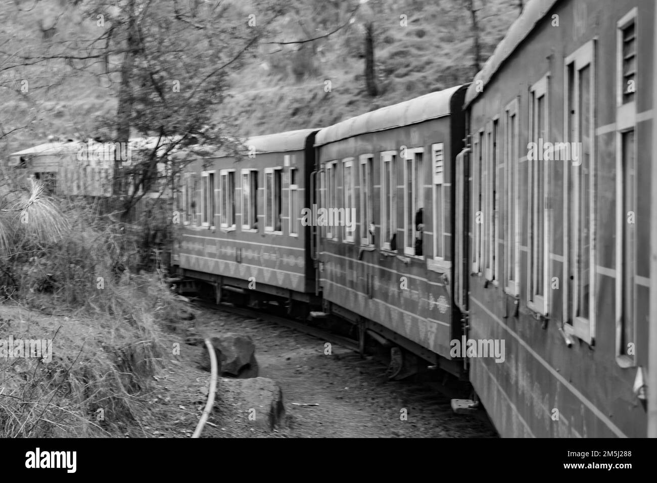 Toy train se déplaçant sur la pente de montagne, belle vue, un côté montagne, un côté vallée se déplaçant sur le chemin de fer à la colline, parmi la forêt naturelle verte.Toy t Banque D'Images