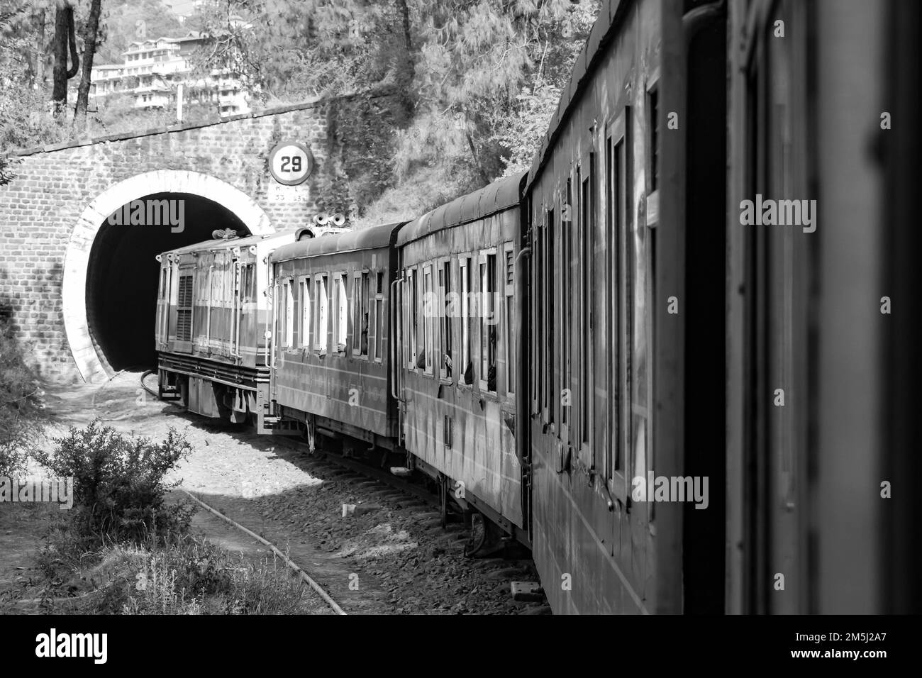 Toy train se déplaçant sur la pente de montagne, belle vue, un côté montagne, un côté vallée se déplaçant sur le chemin de fer à la colline, parmi la forêt naturelle verte.Toy t Banque D'Images