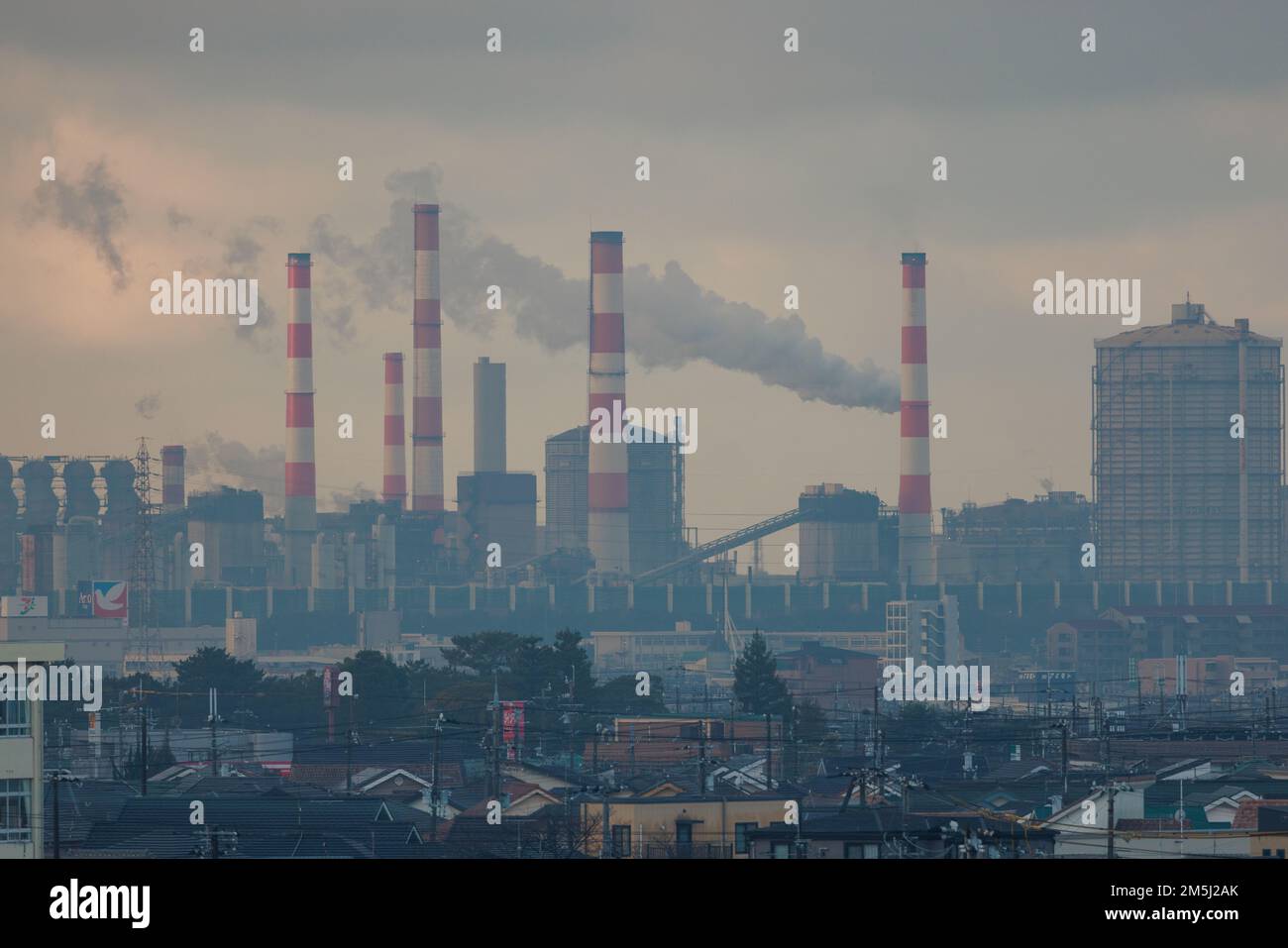 Higashikakogawa, Japon - 22 décembre 2022 : émissions de cheminées à travers le smog dans le quartier des petites villes Banque D'Images
