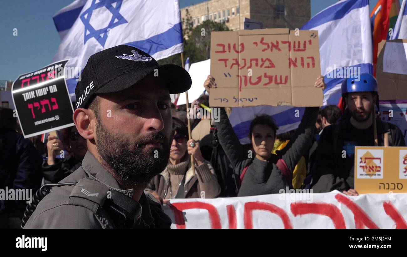 JÉRUSALEM, ISRAËL - DÉCEMBRE 29 : Une femme israélienne porte un panneau qui se lit comme suit : « Un bon israélien s'oppose au gouvernement » lors d'une manifestation organisée par des militants de gauche et de paix contre le nouveau gouvernement israélien dirigé par le Premier ministre désigné Benjamin Netanyahou devant le Parlement israélien sur 29 décembre 2022, à Jérusalem, en Israël. Le centre-gauche d'Israël craint que le nouveau gouvernement de Netanyahou ne mette en œuvre les lois juives et d'autres changements promis par les politiciens religieux et d'extrême-droite et mette en danger la démocratie du pays. Crédit : Eddie Gerald/Alay Live News Banque D'Images