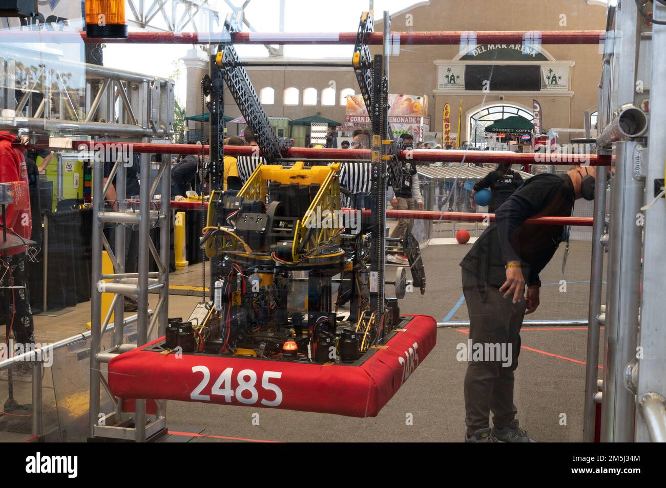 220318-N-GC965-0265 SAN DIEGO (18 mars 2022) le robot W.A.R.Lords (2485) a terminé le tour en faisant le pull-up sur la barre la plus haute obtenant plus de points pour l'équipe dans le PREMIER concours de robotique (FRC) tenu à Del Mar Fairgrounds Arena. Le W.A.R.Lords est l’une des neuf équipes qui sont encadrées et parrainées par les employés du Naval information Warfare Systems Command et du Naval information Warfare Center Pacific lors de cet événement de trois jours pour défier l’ingénierie novatrice, la pensée créative et le travail d’équipe de l’équipe à travers divers obstacles de la compétition. Banque D'Images