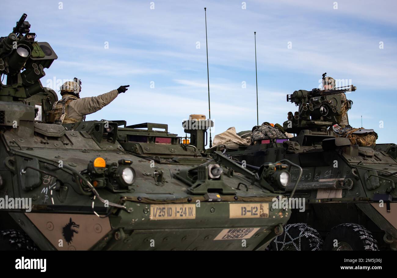 ÉTATS-UNIS Des soldats de l'armée appartenant au 1st Bataillon, 24th Infantry Regiment, exécutent des opérations de convoi avec M1126 Strykers dans l'arctique pendant le joint Pacific multinational Readiness Centre 22-02 près de ft. Greely, Alaska, 19 mars 2022. Les exercices effectués au JPMRC aident à valider les tactiques, les techniques et les procédures nécessaires pour que les soldats opèrent dans les environnements arctiques. Banque D'Images