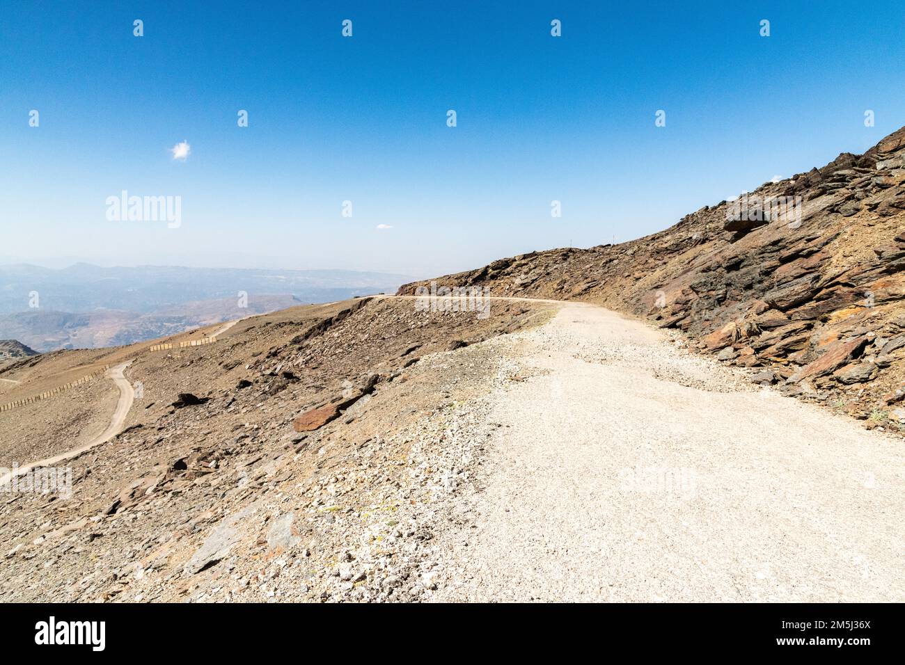 Un sentier menant à Pico Veleta dans la chaîne de montagnes de la Sierra Nevada en Andalousie, Espagne Banque D'Images