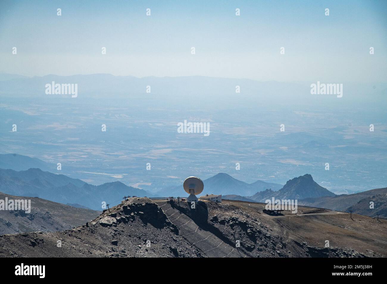 L'observatoire de Pico Veleta dans la chaîne de montagnes de la Sierra Nevada en Andalousie, Espagne Banque D'Images