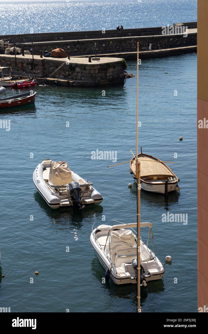 Petit port de bateaux et yachts dans. Camogli, village de pêcheurs et station balnéaire proche de la péninsule de Portofino, sur le Golfo Paradiso dans la Riviera Banque D'Images