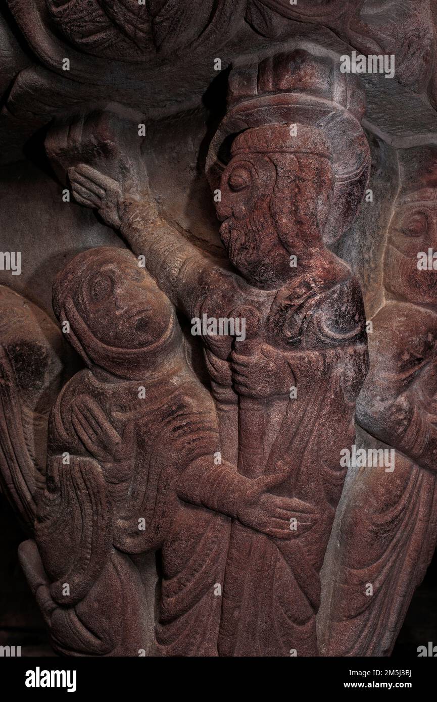 Approvisionner Marie Madeleine s'agenouille devant Jésus dans l'humilité et la dévotion. Détail de la capitale romane en pierre, sculptée vers 1190 AD, dans le cloître d'un monastère royal, le Monasterio de San Juan de la Peña, en Aragon, Espagne. Banque D'Images