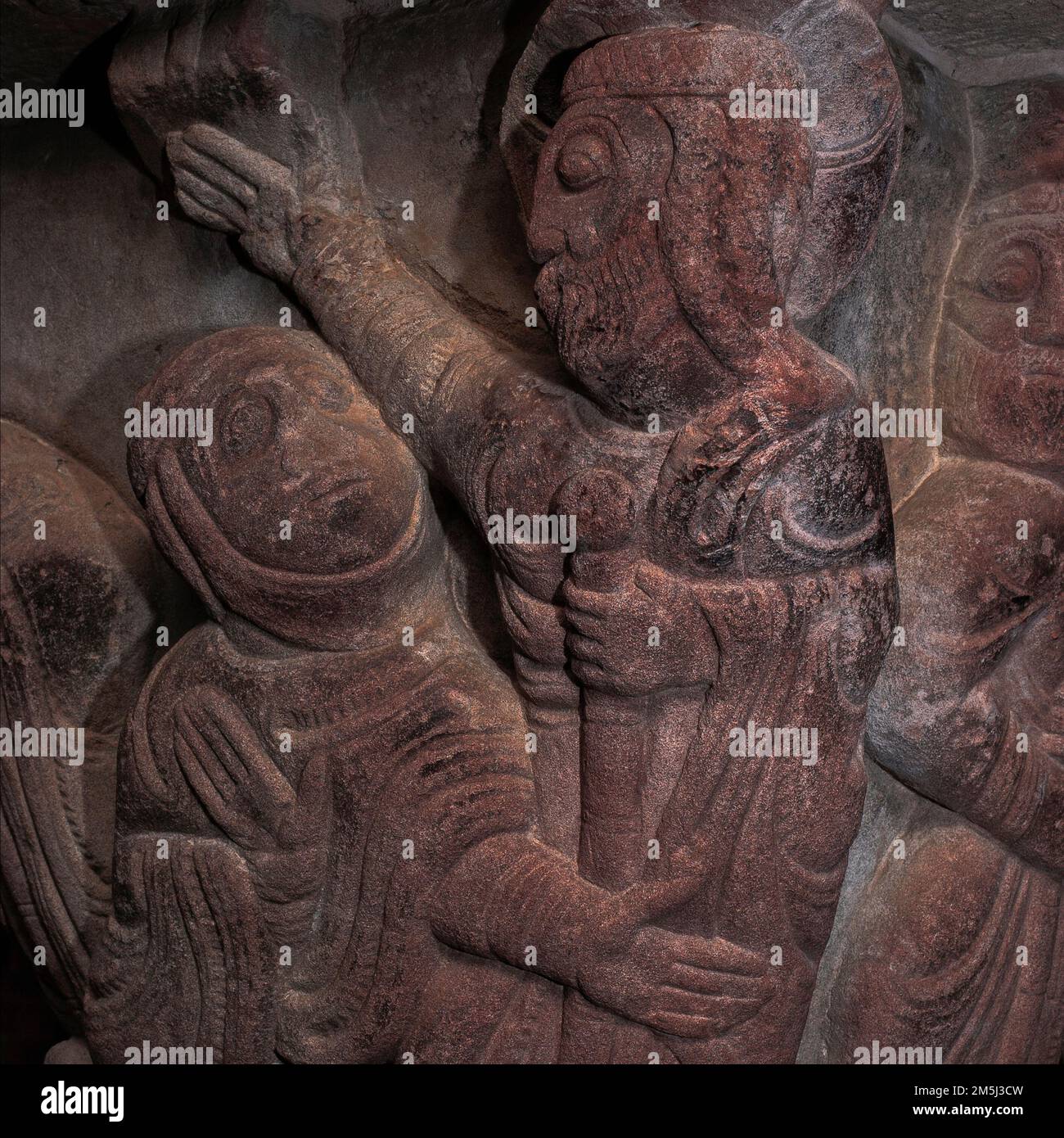 Marie-Madeleine supplie Jésus. Détail de la capitale romane en pierre, sculptée vers 1190 AD, dans le cloître d'un monastère royal, le Monasterio de San Juan de la Peña, en Aragon, Espagne. Banque D'Images